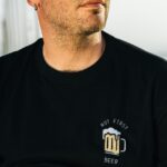 Αντρικό Βαμβακερό T-shirt Με Κεντημένο Σχέδιο 'BUT FIRST BEER'