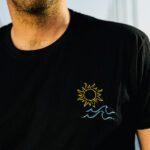 Αντρικό Βαμβακερό T-shirt Με Κεντημένο Σχέδιο 'SUN AND SEA'