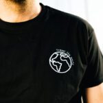 Αντρικό Βαμβακερό T-shirt Με Κεντημένο Σχέδιο 'TRAVEL THE WORLD'