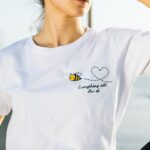 Γυναικείο Βαμβακερό T-shirt Με Κεντημένο Σχέδιο 'ENERYTHING WILL BEE OK'